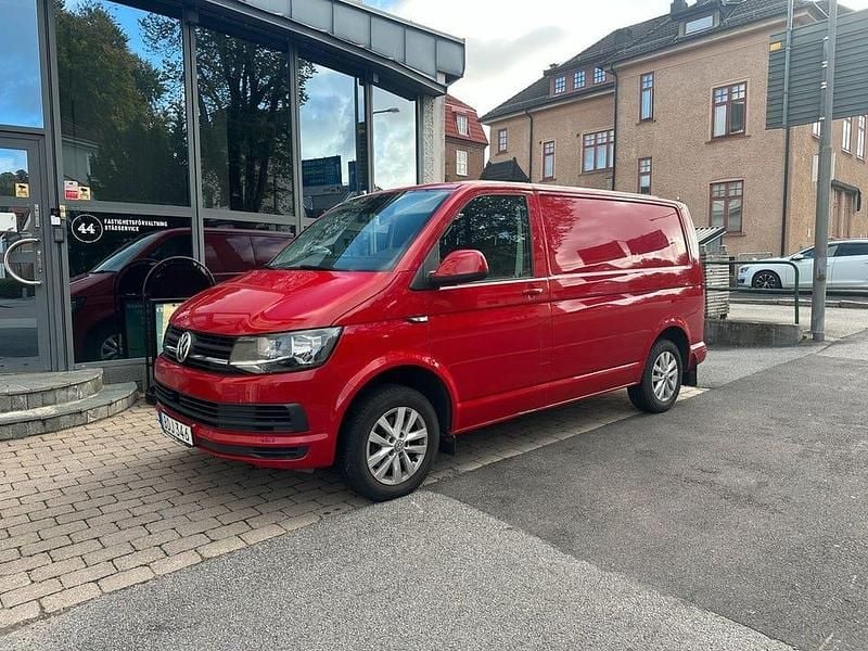 Röd Begagnad 2018 VW T6 Van | 164 900 kr (Marknadspris) - Bild 1/4