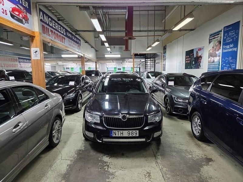 Begagnad Skoda Superb Elegance 140 HK (102 kW) 2011 Svart Kombi