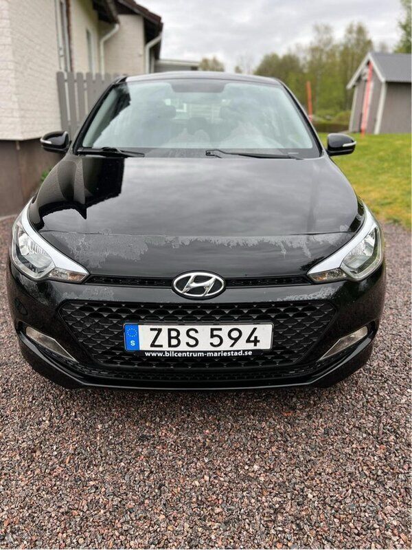Svart Begagnad 2018 Hyundai i20 Premium Halvkombi | 135 000 kr (Marknadspris) - Bild 1/4