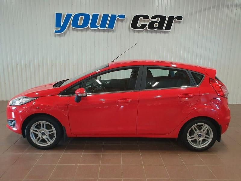 Röd Begagnad 2014 Ford Fiesta Titanium Halvkombi | 89 000 kr (Marknadspris) - Bild 1/4