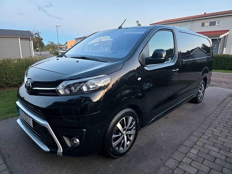 Svart (svartmetallic) Begagnad 2018 Toyota Proace Van | 164 900 kr (Marknadspris) - Bild 1/4