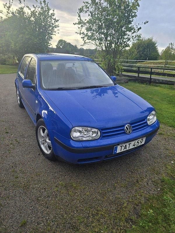 Blå Begagnad 2002 VW Golf IV Basis Halvkombi | 14 000 kr (Marknadspris) - Bild 1/4