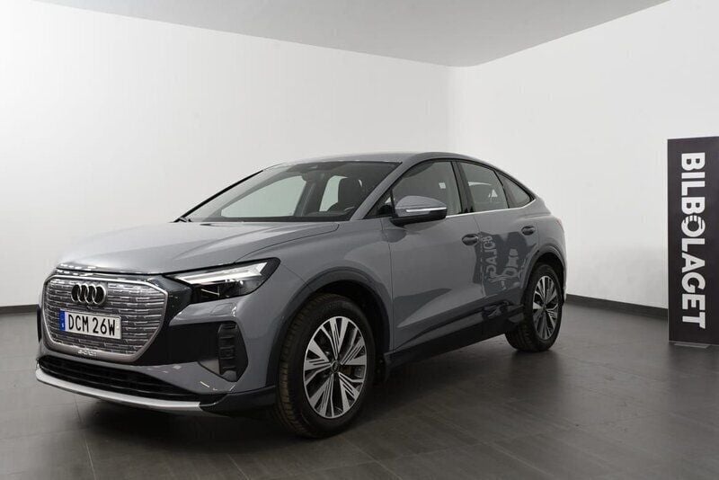 Grå Begagnad 2022 Audi Q4 Sportback e-tron Comfort SUV | 429 800 kr (Bra pris) - Bild 1/4