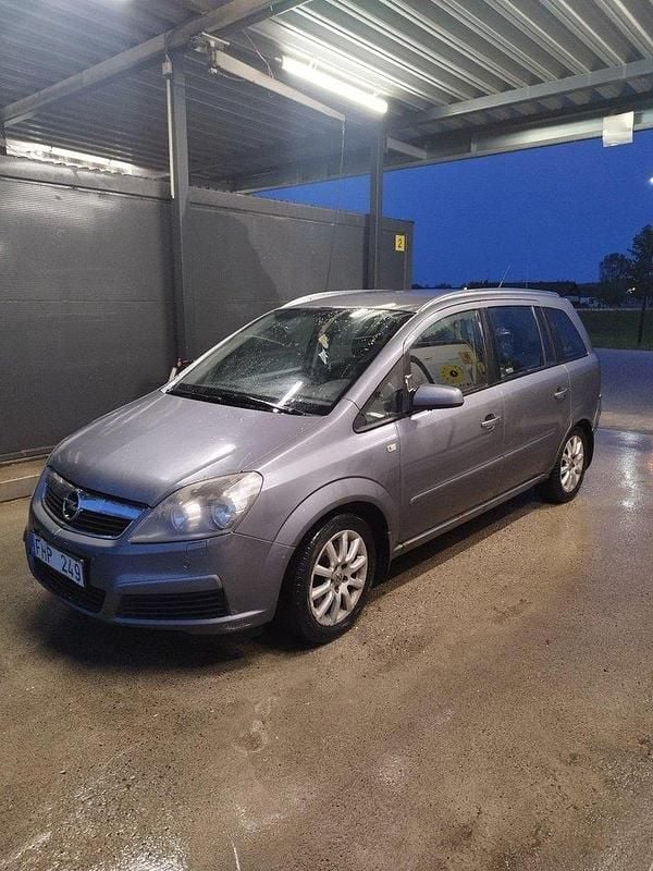 Grå Begagnad 2007 Opel Zafira Minibuss | 17 800 kr (Lite dyr) - Bild 1/4