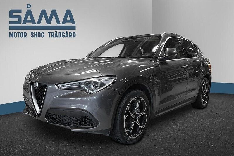 Grå Begagnad 2019 Alfa Romeo Stelvio SUV | 239 900 kr (Marknadspris) - Bild 1/4