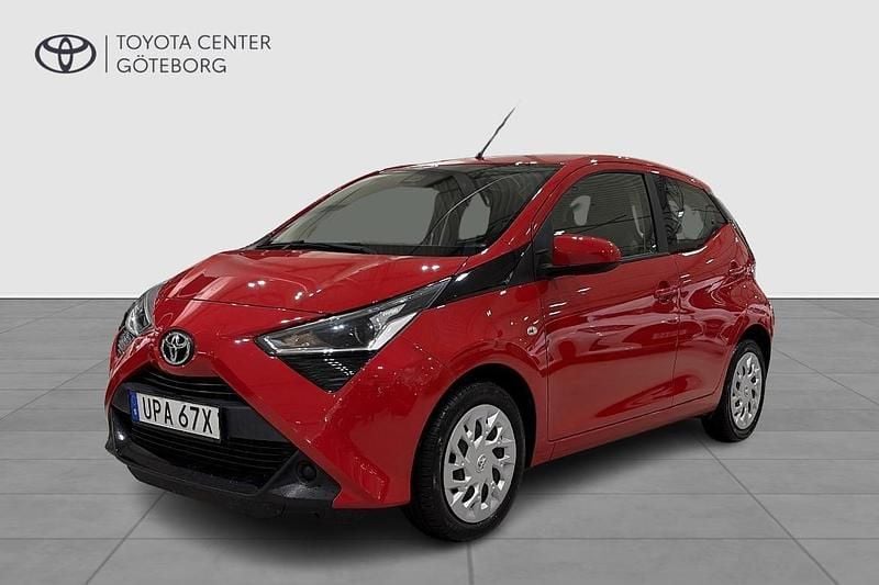 Röd Begagnad 2020 Toyota Aygo X-play Halvkombi | 139 900 kr (Marknadspris) - Bild 1/3