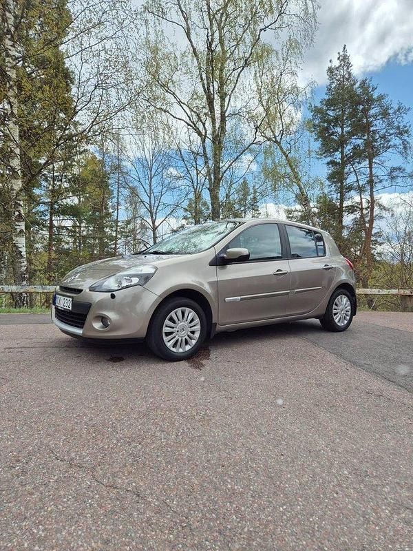 Brun Begagnad 2012 Renault Clio R.S. Halvkombi | 54 000 kr (Marknadspris) - Bild 1/4