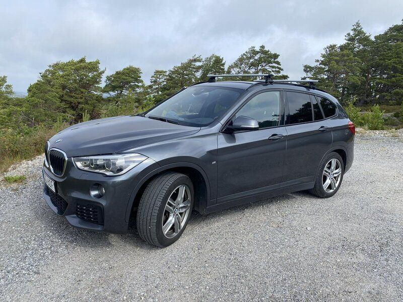 Grå Begagnad 2019 BMW X1 M Sport SUV | 225 000 kr (Marknadspris) - Bild 1/4