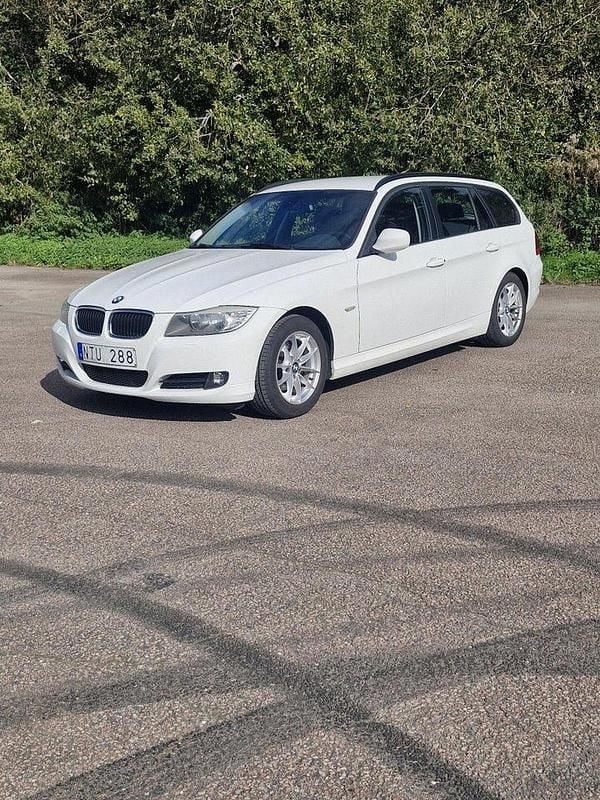 Vit Begagnad 2012 BMW 316 Comfort Edition Kombi | 72 000 kr - Bild 1/4