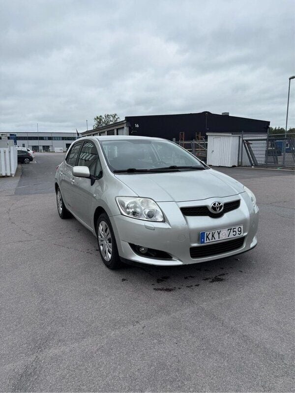 Silver Begagnad 2008 Toyota Auris Halvkombi | 62 000 kr (Marknadspris) - Bild 1/4