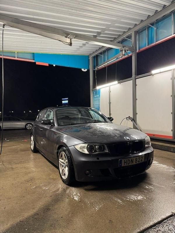 Begagnad 2008 BMW 120 Halvkombi | 61 000 kr (Marknadspris) - Bild 1/4