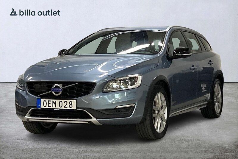 Ljusblå Begagnad 2016 Volvo V60 CC Summum Kombi | 204 900 kr (Marknadspris) - Bild 1/3