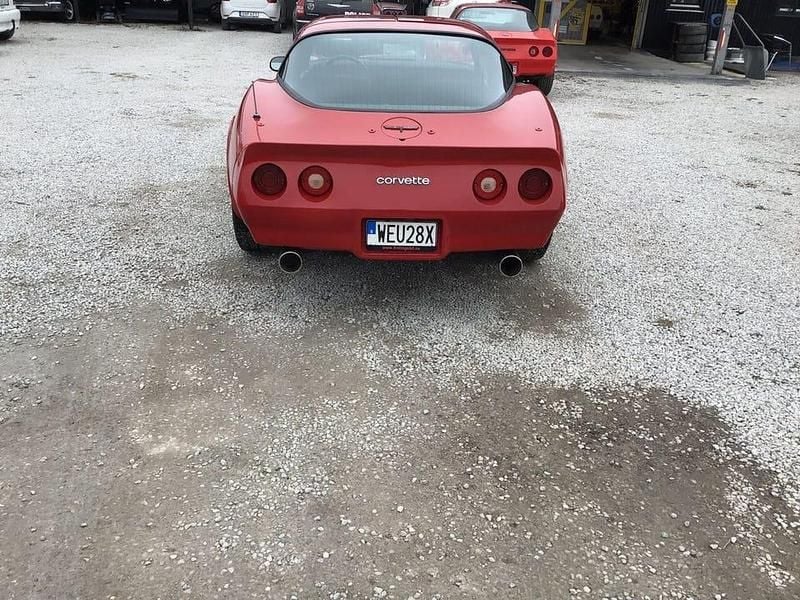 Begagnad Chevrolet Corvette 250 HK (183 kW) 1981 Röd Sportkupé