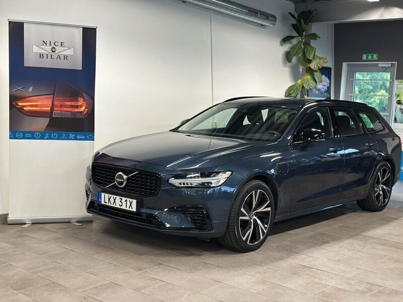 Mörkblå (denim blue metallic) Begagnad 2022 Volvo V90 Plus Kombi | 469 000 kr (Marknadspris) - Bild 1/4
