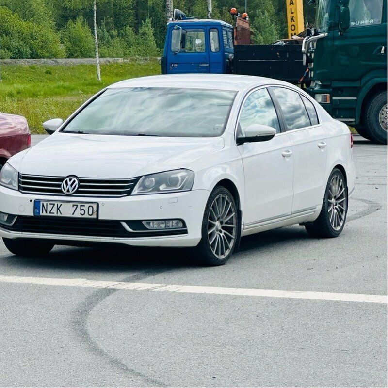Vit Begagnad 2014 VW Passat Sedan | 65 000 kr (Marknadspris) - Bild 1/4