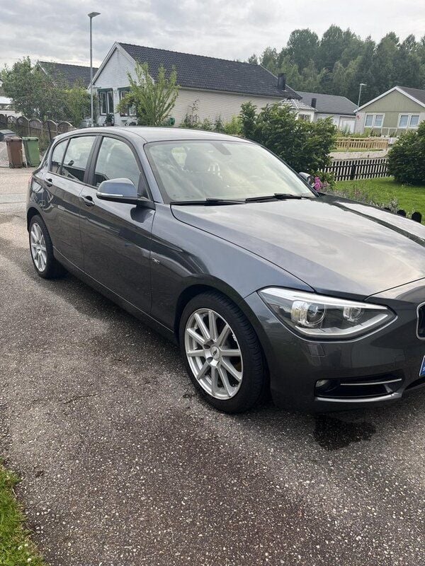 Grå Begagnad 2014 BMW 118 Sport Line Halvkombi | 95 000 kr (Superpris) - Bild 1/4