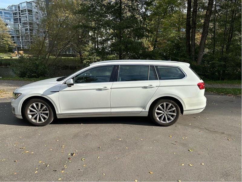 Vit Begagnad 2017 VW Passat GTE Kombi | 135 000 kr (Bra pris) - Bild 1/4