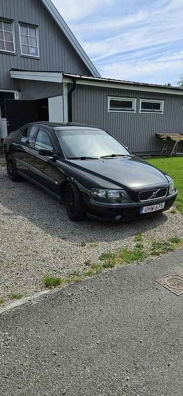 Svart Begagnad 2004 Volvo S60 Sedan | 20 000 kr (Marknadspris) - Bild 1/4