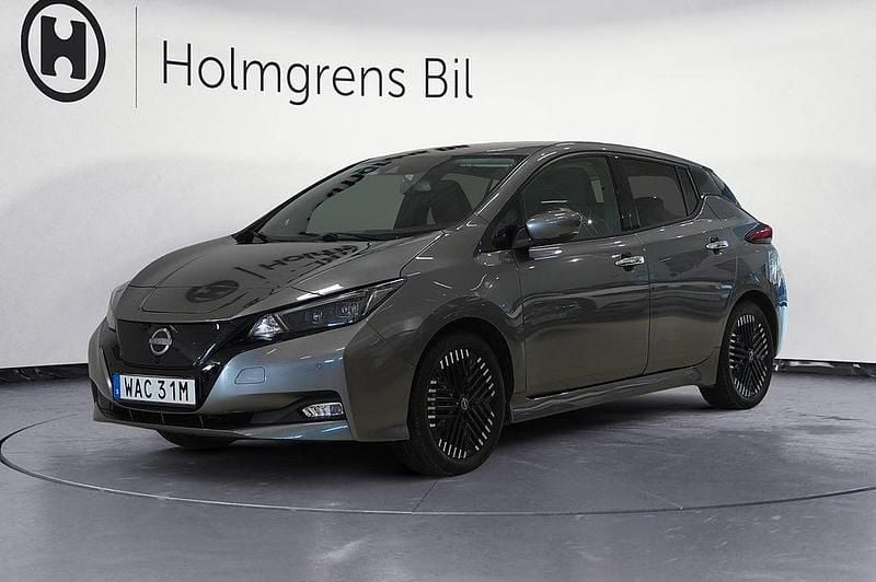 Begagnad Nissan Leaf N-Connecta 110 kW (150 HK) 2022 Grå Halvkombi