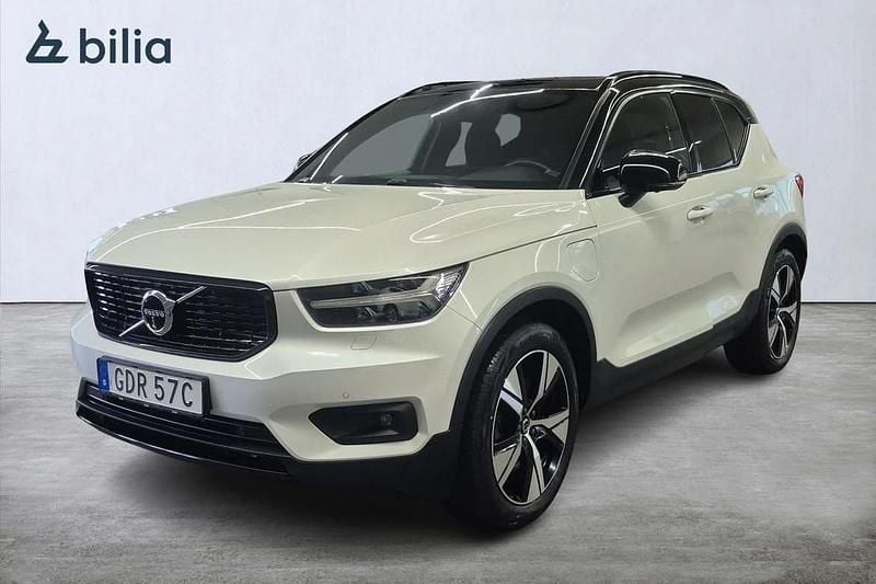 Vit Begagnad 2022 Volvo XC40 R-Design SUV | 374 900 kr (Marknadspris) - Bild 1/3