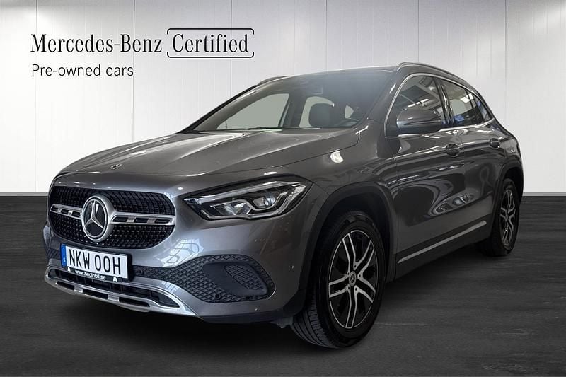 Mörkgrå (grey) Begagnad 2022 Mercedes GLA250 Progressive SUV | 379 900 kr - Bild 1/4
