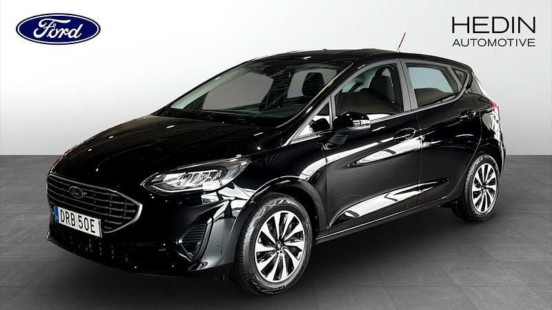 Svart (black) Begagnad 2022 Ford Fiesta Titanium Halvkombi | 169 900 kr (Marknadspris) - Bild 1/4