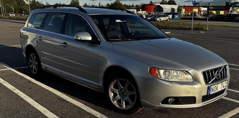 Grå Begagnad 2011 Volvo V70 Momentum Kombi | 61 800 kr (Bra pris) - Bild 1/4