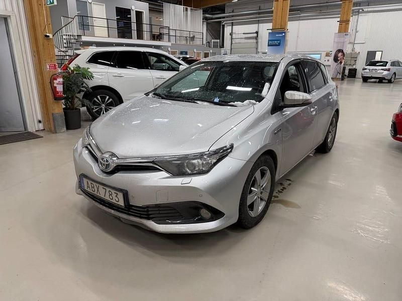 Silver Begagnad 2016 Toyota Auris Hybrid Active Halvkombi | 139 000 kr (Marknadspris) - Bild 1/4