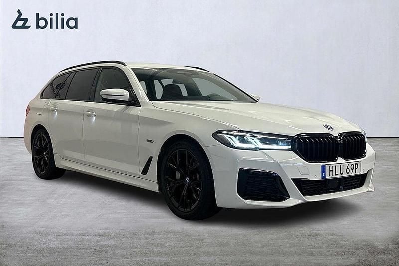 Vit Begagnad 2022 BMW 530e M Sport Kombi | 369 000 kr (Marknadspris) - Bild 1/4