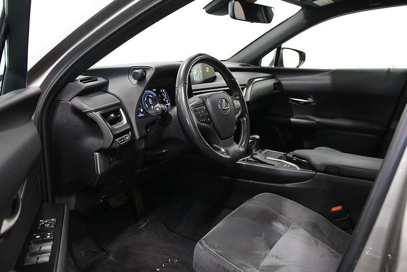 Begagnad Lexus UX 250h 184 HK (135 kW) 2019 Ljusgrå SUV
