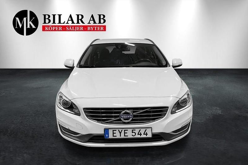 Vit Begagnad 2015 Volvo V60 Momentum Kombi | 164 900 kr (Marknadspris) - Bild 1/4