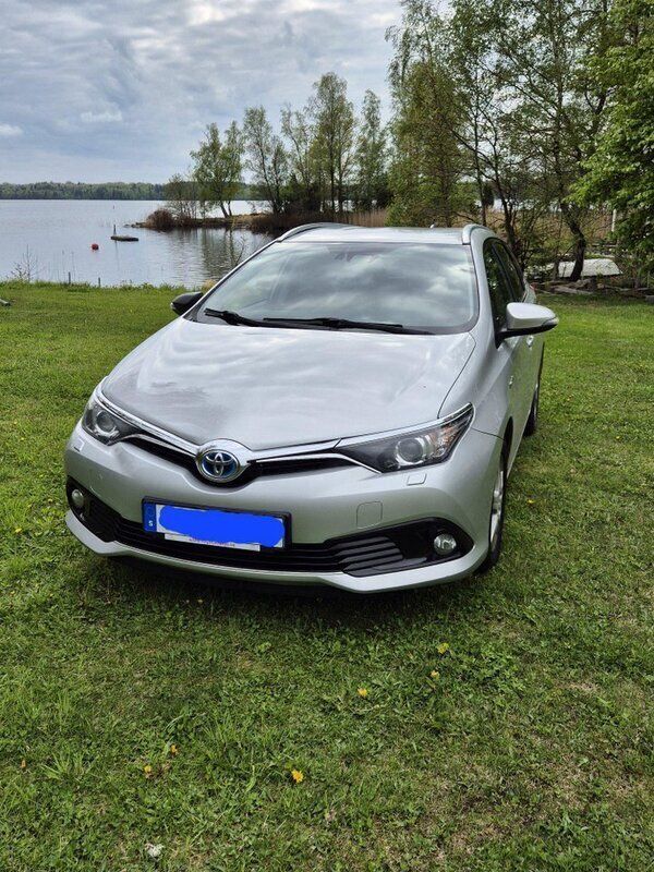 Silver Begagnad 2016 Toyota Auris Touring Sports Active Kombi | 125 000 kr (Bra pris) - Bild 1/4