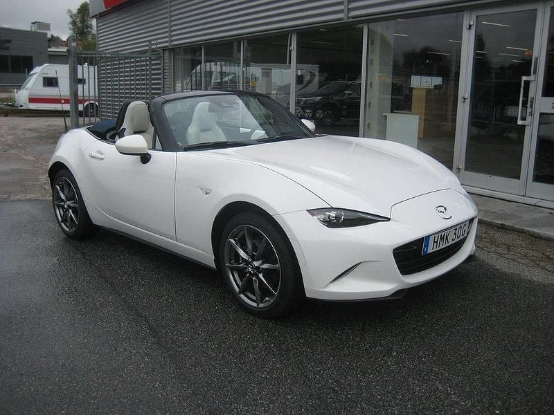 Vit (vitmetallic) Begagnad 2023 Mazda MX5 Cab | 318 900 kr (Superpris) - Bild 1/4