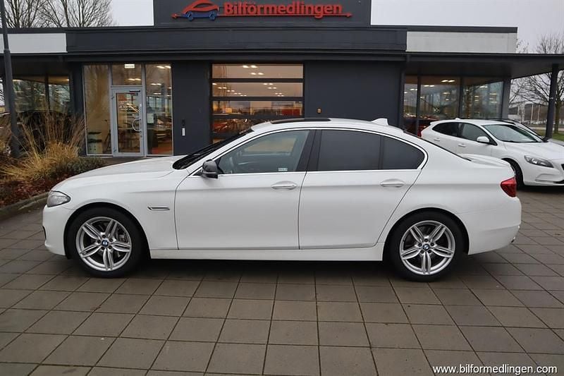 Vit samma som bilen Begagnad 2015 BMW 530 Sedan | 154 900 kr (Bra pris) - Bild 1/4