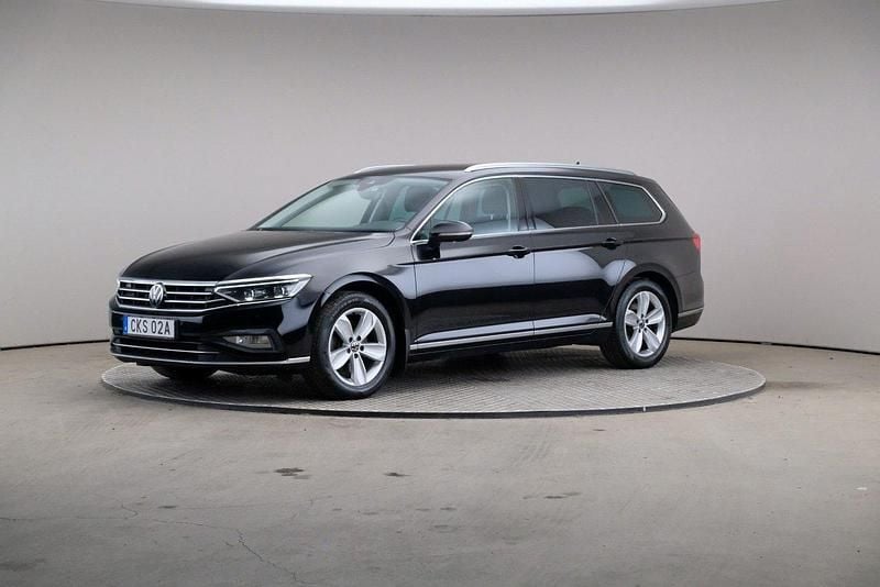 Svart Begagnad 2022 VW Passat Executive Kombi | 299 000 kr (Marknadspris) - Bild 1/4