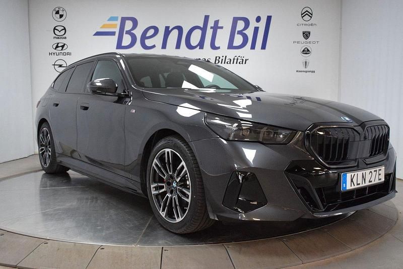 Sophisto grey brilliant effect Begagnad 2025 BMW 530e M Sport Kombi | 689 500 kr - Bild 1/3