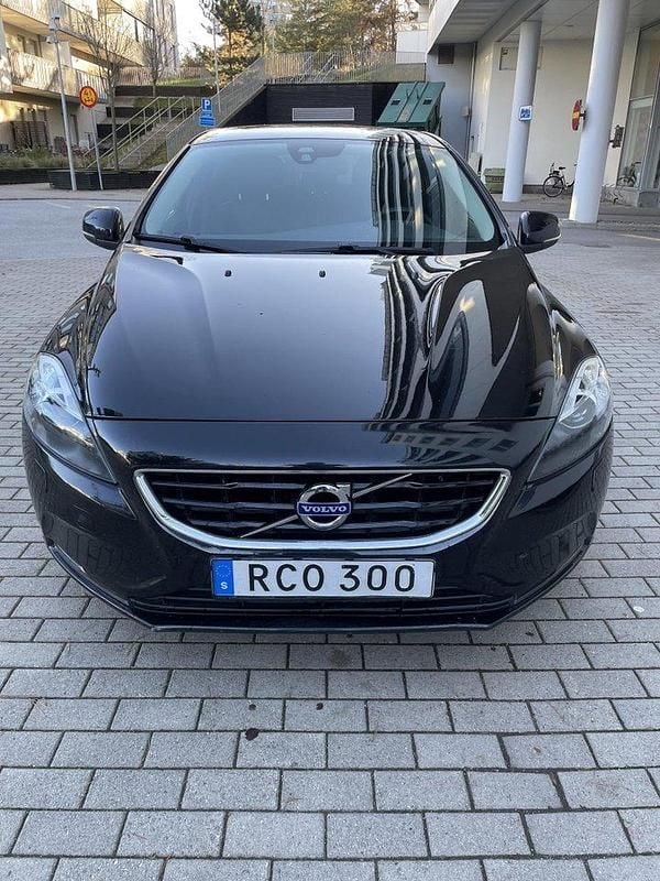 Svart Begagnad 2016 Volvo V40 Momentum Halvkombi | 165 000 kr (Marknadspris) - Bild 1/4