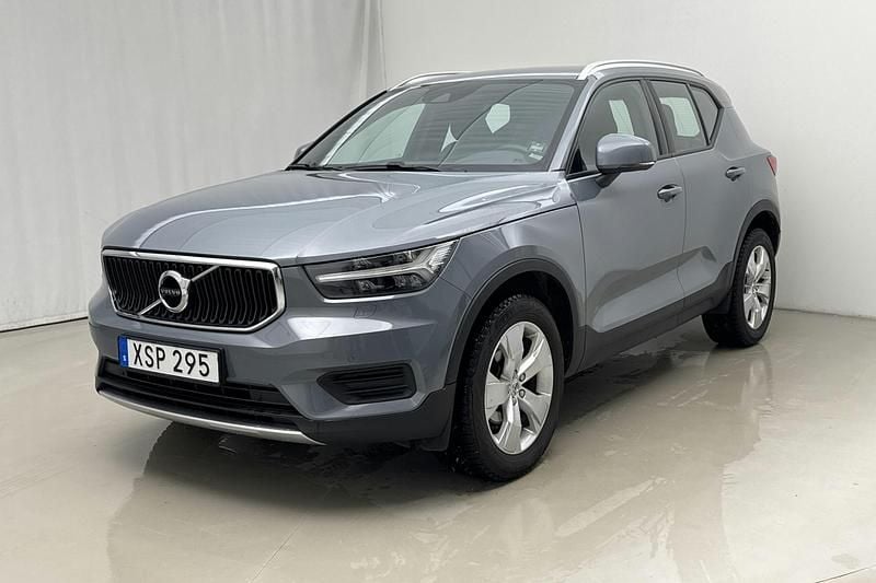 Grå Begagnad 2022 Volvo XC40 Momentum SUV | 308 800 kr (Marknadspris) - Bild 1/4