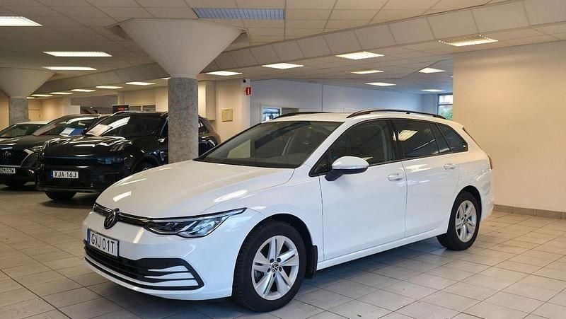 Vit Begagnad 2023 VW Golf VIII Kombi | 274 900 kr (Marknadspris) - Bild 1/4