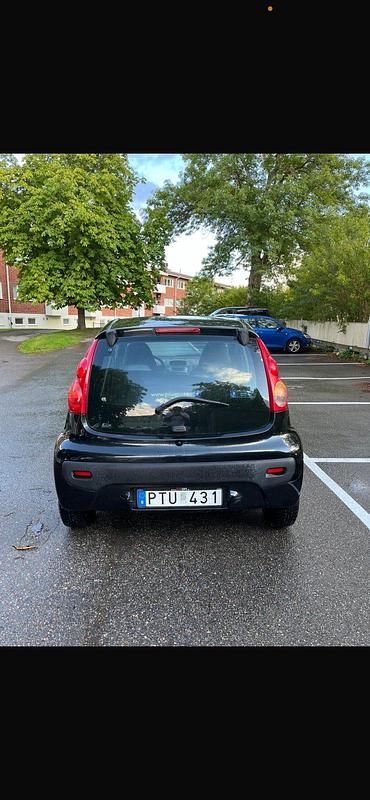 Gray metallic Begagnad 2007 Peugeot 107 Halvkombi | 29 000 kr (Marknadspris) - Bild 1/4