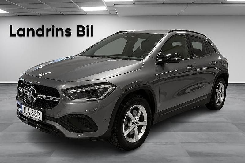 Mörkgrå (bergsgrå metallic) Begagnad 2020 Mercedes GLA200 AMG SUV | 379 900 kr (Marknadspris) - Bild 1/4