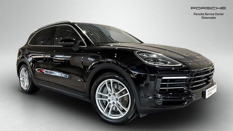 Svart (jet black metallic) Begagnad 2018 Porsche Cayenne S SUV | 675 000 kr (Marknadspris) - Bild 1/4