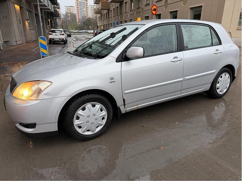 Silver Begagnad 2004 Toyota Corolla Halvkombi | 49 000 kr (Marknadspris) - Bild 1/4
