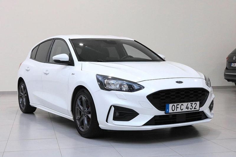 Vit Begagnad 2018 Ford Focus ST-Line Halvkombi | 139 900 kr (Bra pris) - Bild 1/4