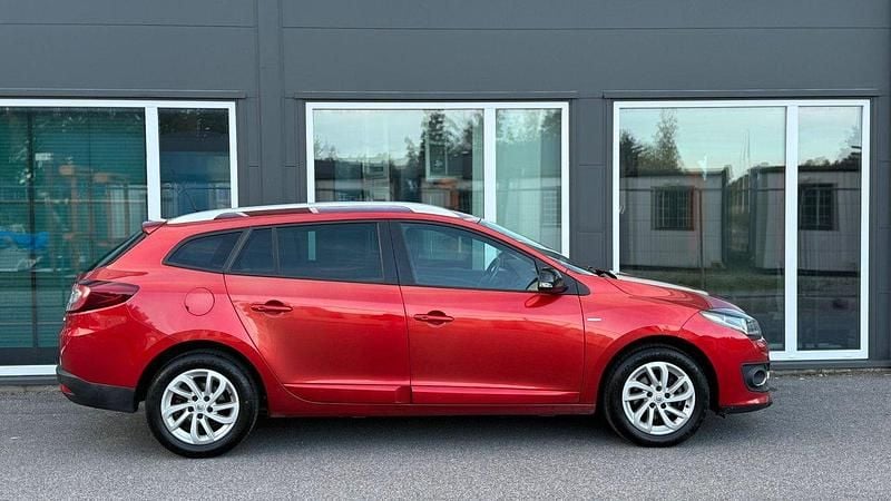 Röd Begagnad 2016 Renault Mégane GrandTour LIMITED Kombi | 79 400 kr (Marknadspris) - Bild 1/4
