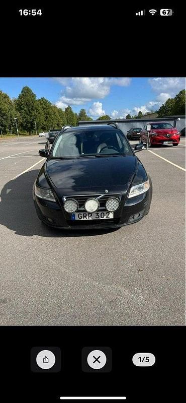 Svart Begagnad 2009 Volvo V50 Momentum Kombi | 33 000 kr (Marknadspris) - Bild 1/4