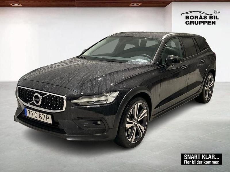 Svart Begagnad 2022 Volvo V60 CC Kombi | 369 000 kr (Marknadspris) - Bild 1/2