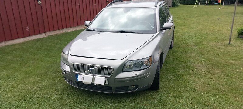 Grå Begagnad 2006 Volvo V50 Kinetic Kombi | 7 500 kr (Superpris) - Bild 1/4