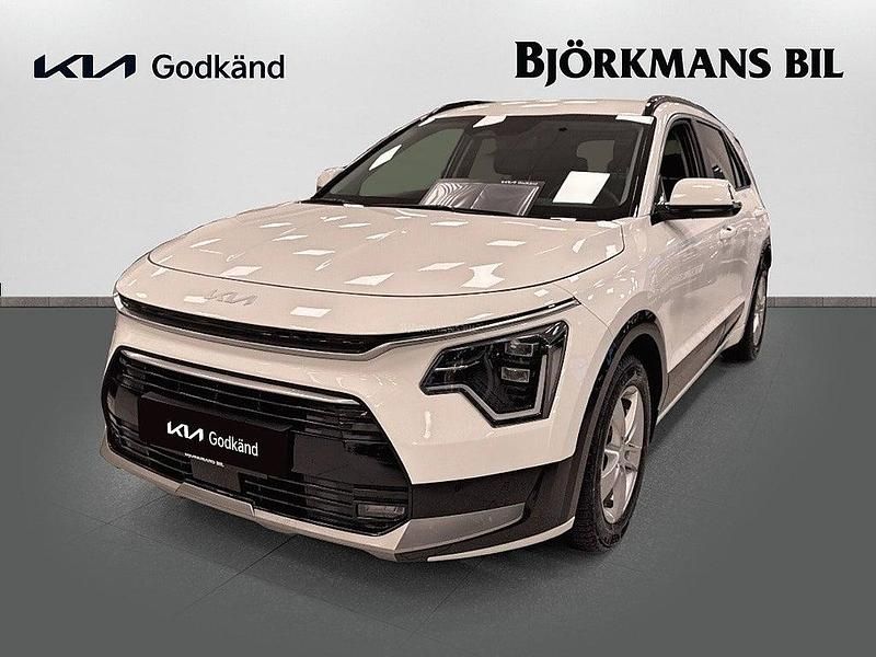 Vit (/ud/ clear white) Begagnad 2022 Kia Niro Advance SUV | 279 900 kr (Marknadspris) - Bild 1/4