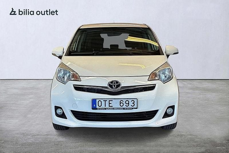 Begagnad Toyota Verso-S 99 HK (72 kW) 2012 Vit Minibuss